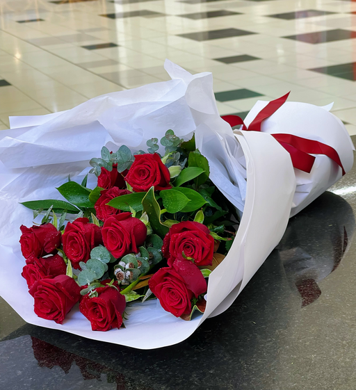 12 stems red roses bouquet